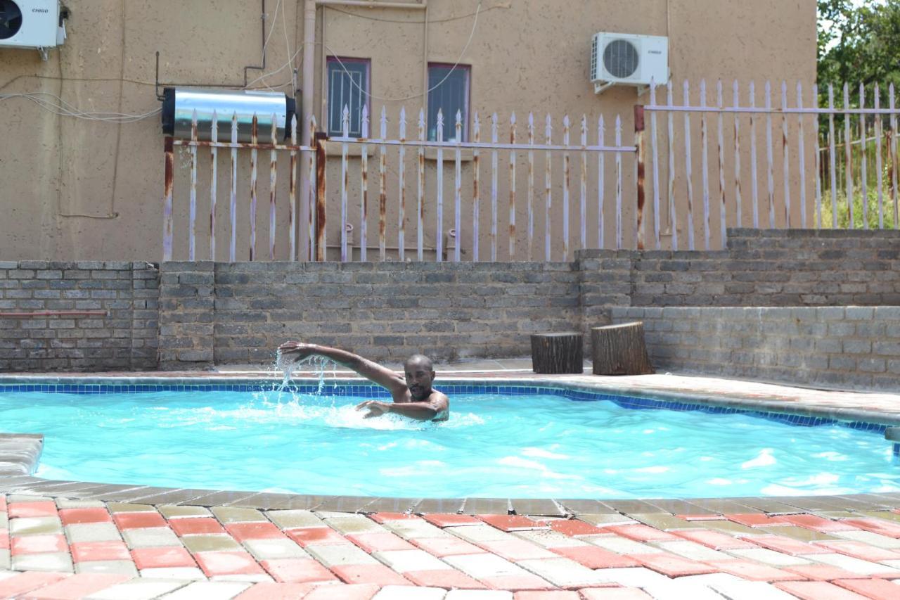 Kamogelo Guest House ピラネスバーグ エクステリア 写真