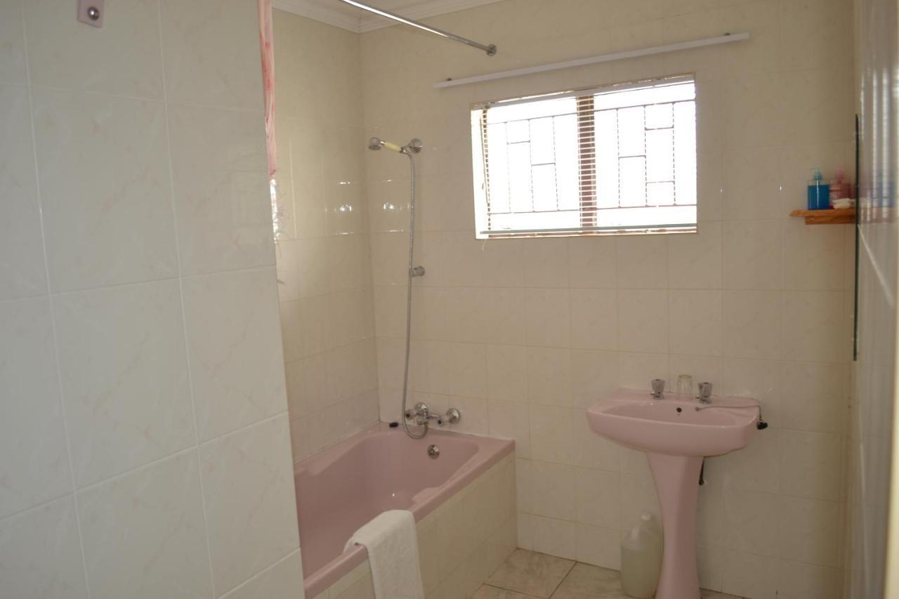 Kamogelo Guest House ピラネスバーグ エクステリア 写真